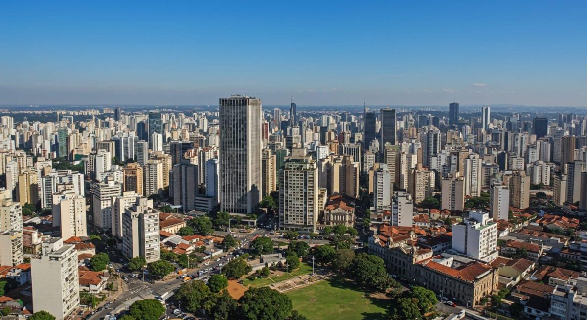 Técnico instalando antena em SP